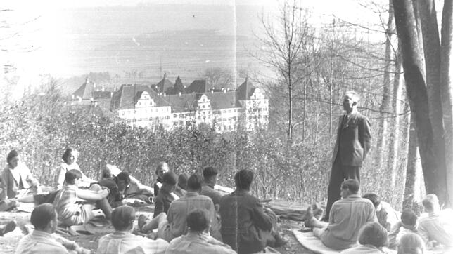 Eine undatierte Aufnahme von Schulleiter Heinrich Blendinger beim Unterricht im Freien. Im Hintergrund ist das Salemer Schloss mit ...