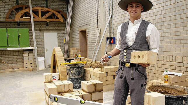 Maurice Reichmann, 18, ist im zweiten Lehrjahr in seiner Ausbildung zum Maurer.