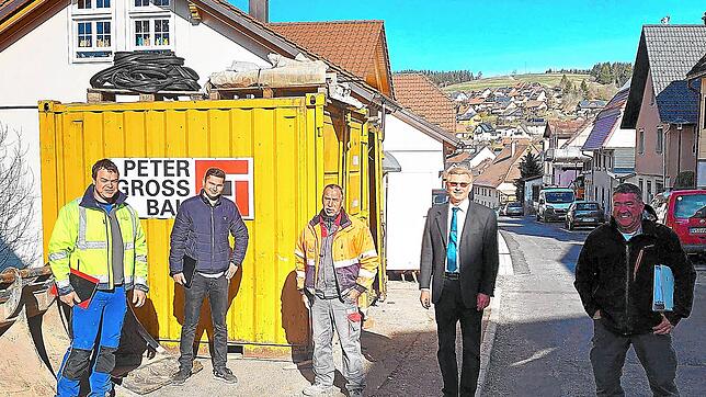 Jour-Fix in der Vöhrenbacher Krankenhausstraße: Von links Daniel Dold (Aquavilla), Marius Sporia, Peter Arndt (beide Peter Gross Bau), ...