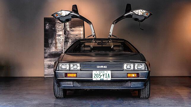 Kunst und Classic Car: ein DeLorean in der aktuellen Ausstellung &bdquo;Californian Abstract&ldquo; des MAC Singen.