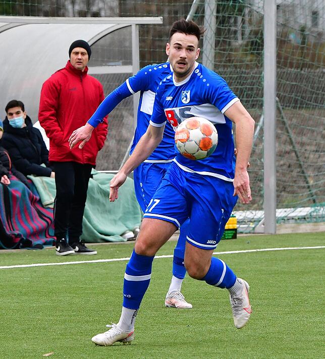 Nervenstark: Mit einem Strafstoß in der Nachspielzeit sicherte Dominik Flum dem FC Erzingen den Punkt beim FC Hochrhein.