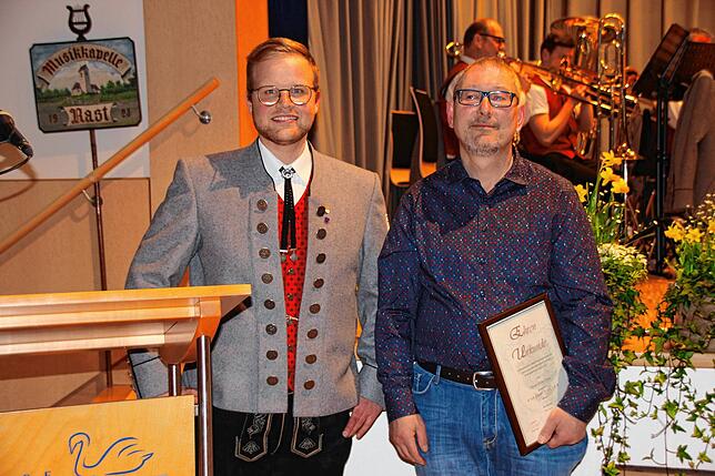 Vorsitzender Philipp Bischof (links) ernennt Bernd Hahn-Vögtle zum Ehrenmitglied.