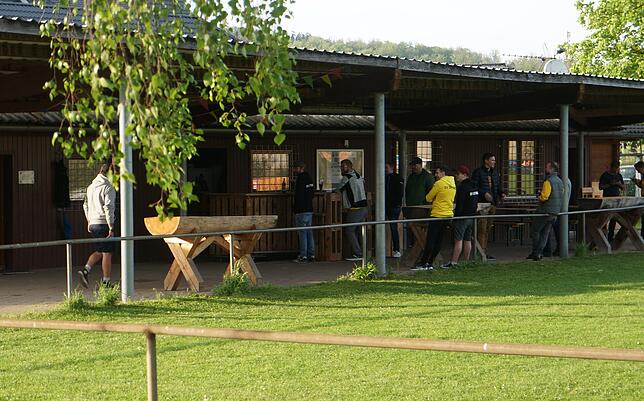 Das Clubheim des SV Luttingen wurde mit neuem Fliesenboden und dem Herrichten der Wände in Eigenleistung renoviert und der Sportplatz ...