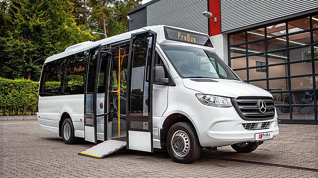 Außenansicht eines für den &bdquo;On-Demand-Verkehr&ldquo; in Tuttlingen vorgesehenen Kleinbusses mit Rollstuhl- oder auch ...