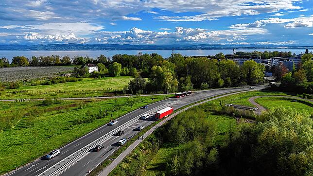 Der Verkehr fließt am frühen Abend schon wieder an dem Lkw vorbei.