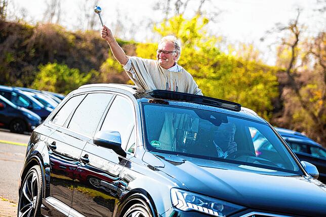 In Hildesheim (Niedersachsen) hat Pfarrer Hans-Günter Sorge die Besucher eines Autokino-Gottesdiensts, der an Ostern stattfand, gesegnet.