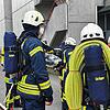 Diese Feuerwehrmänner gingen ins Gebäude L der Uni Konstanz, um die ausgetretene Chemikalie aufzunehmen und in einen Behälter zu packen.