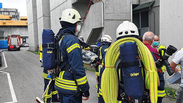 Diese Feuerwehrmänner gingen ins Gebäude L der Uni Konstanz, um die ausgetretene Chemikalie aufzunehmen und in einen Behälter zu packen.