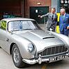 Im Auftrag ihrer Majestät und mit ZF-Getriebe: Schauspieler Daniel Craig (links) zeigt Prinz Charles in den Pinewood Studios in England ...
