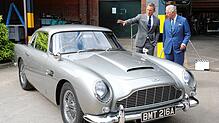 Im Auftrag ihrer Majestät und mit ZF-Getriebe: Schauspieler Daniel Craig (links) zeigt Prinz Charles in den Pinewood Studios in England ...