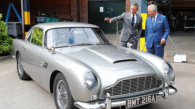 Im Auftrag ihrer Majestät und mit ZF-Getriebe: Schauspieler Daniel Craig (links) zeigt Prinz Charles in den Pinewood Studios in England ...