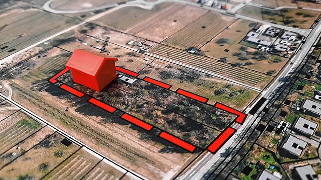 Die Gemeinde will ihr Vorkaufsrecht für das zugewachsene Grundstück mit einem sanierungsbedürftigen Haus ausüben. Die Straße rechts ist ...