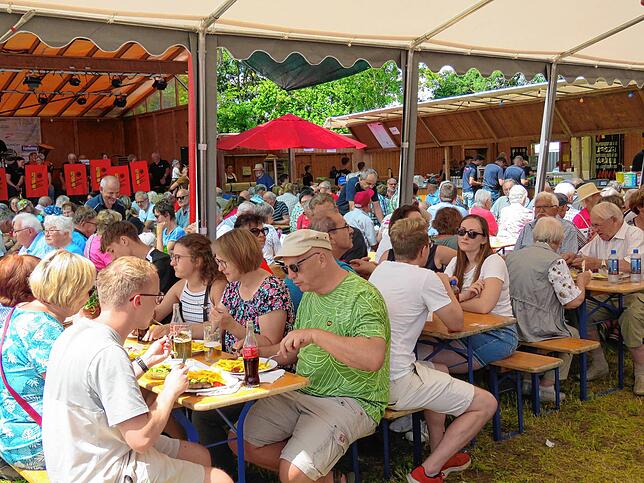 Am Sonntagmittag ist überall am meisten los – wie hier bei der Feuerwehr. Zum Mittagstisch spielen die Brigachtaler Dorf-Musikanten ...