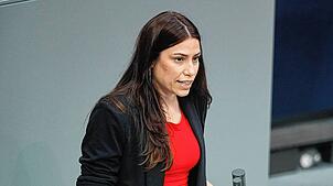 Cansin Köktürk (Die Linke) spricht im Plenarsaal im Bundestag zu den Abgeordneten.