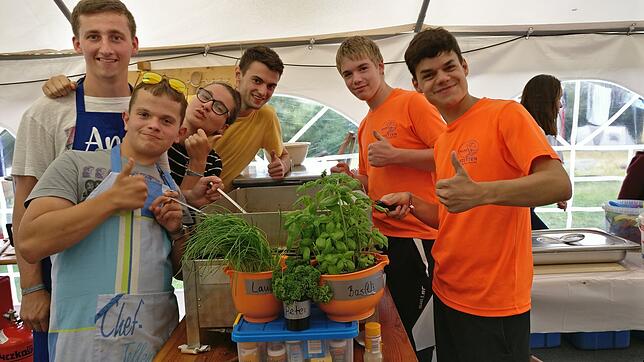 Auf seine Helfer in der Küche konnte sich Marc Oßwald (Vierter von links) immer verlassen. Mit im Bild (von links): Jonas Bosch, Marius ...