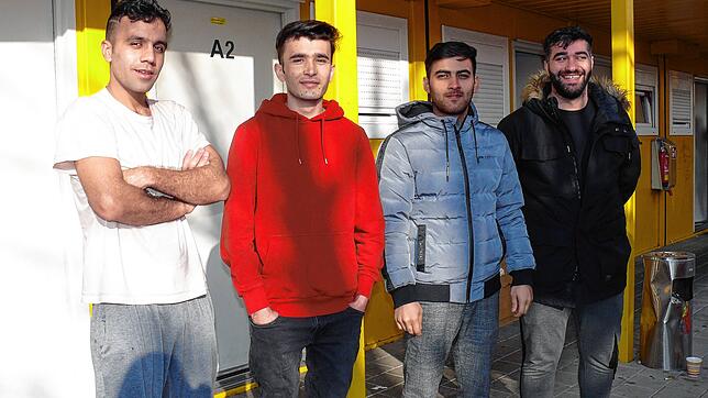 Einige Bewohner im Dörfle: Mohamed Kamran Miakhel, Hasib Raze und Ahmad Nazari (alle aus Afghanistan) sowie Suleiman Haval Ibrahim aus ...