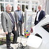Fred Thelen, Alexander Guhl und Udo Engel (von links) nahmen die neue Ladesäule am Wallbacher Rathaus in Betrieb.