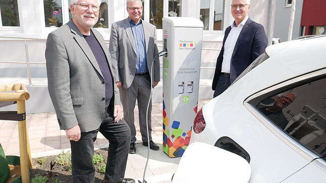 Fred Thelen, Alexander Guhl und Udo Engel (von links) nahmen die neue Ladesäule am Wallbacher Rathaus in Betrieb.