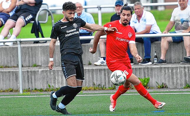 Mert Tuncer (links) nimmt Ball und Gegner ins Visier. Melih Emeksiz versucht indes an das Spielgerät zu gelangen.
