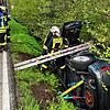 Die Feuerwehr Jestetten muss zwei Insassen aus einem verunfallten Fahrzeug bergen.
