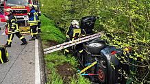 Die Feuerwehr Jestetten muss zwei Insassen aus einem verunfallten Fahrzeug bergen.