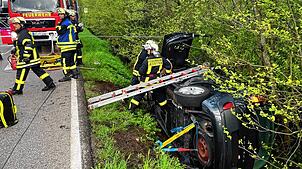 Die Feuerwehr Jestetten muss zwei Insassen aus einem verunfallten Fahrzeug bergen.