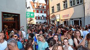 Drangvolle Enge: Beim Gassenfreitag ist die Niederburg voller Menschen. Dennoch kann immer am ersten Freitag im Monat, wie hier Anfang ...