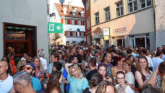 Drangvolle Enge: Beim Gassenfreitag ist die Niederburg voller Menschen. Dennoch kann immer am ersten Freitag im Monat, wie hier Anfang ...