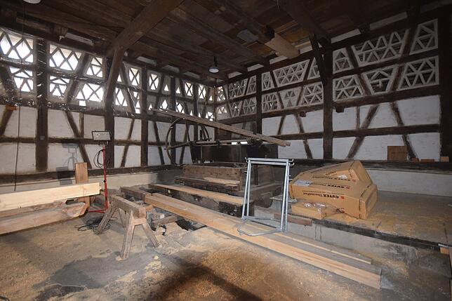 In dieser Ecke entsteht eine Fluchttreppe vom Erdgeschoss zum ersten Obergeschoss hin. Die Wand links ist die Außenwand zum See hin. ...