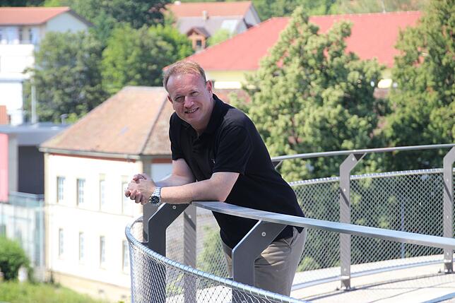 Hier auf dem Rosenobelturm, der ganz neue Ausblicke in den Stadtgraben, auf den Bahnhof Mitte und das Areal um die Wiestorschule eröffnet.