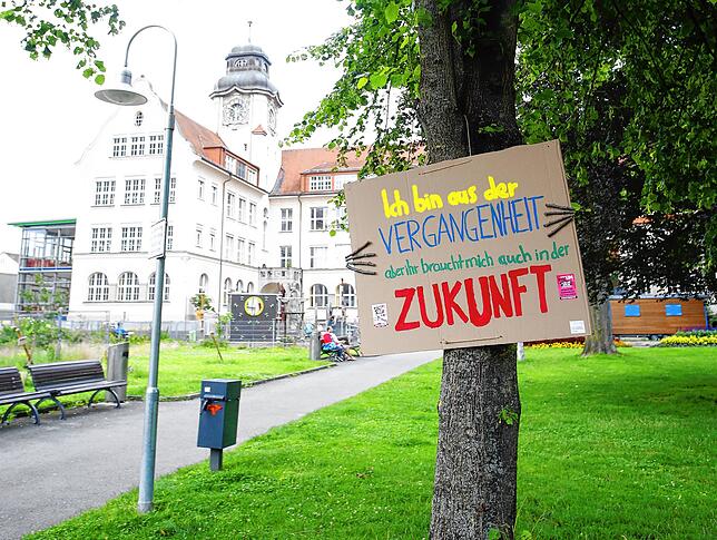 Der Verein Pro Amazonia Konstanz ließ im Rahmen der musikalischen Fahraddemo Bäume &bdquo;sprechen&ldquo;.
