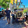 Feuerwehrmann und Oldtimer-Schrauber Stefan Rath mit dem &bdquo;Geburtstagskind&ldquo;, der 100 Jahre alten Magirus Motorspritze.