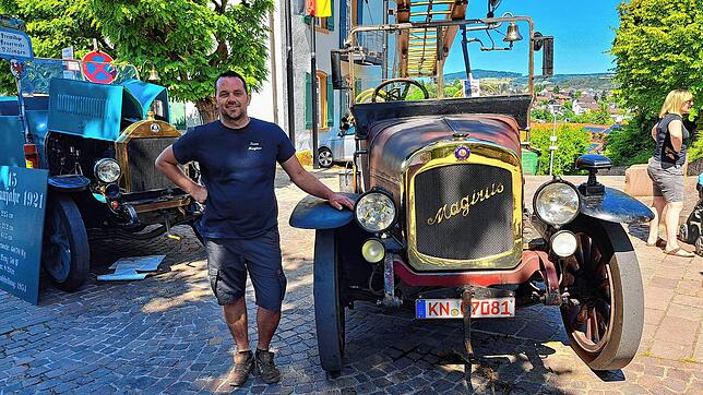 Feuerwehrmann und Oldtimer-Schrauber Stefan Rath mit dem &bdquo;Geburtstagskind&ldquo;, der 100 Jahre alten Magirus Motorspritze.