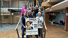Die Initiatorinnen des Kabarettabends mit dem Plakat zur Veranstaltung: Auf dem Bild (von links oben) Lilli Epp, Mareike Jäger, Verena ...