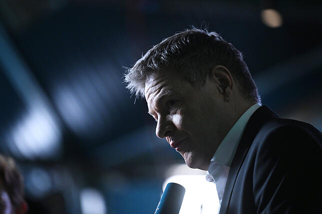 Robert Habeck (Grüne) gibt auf der Wahlparty ein Interview.