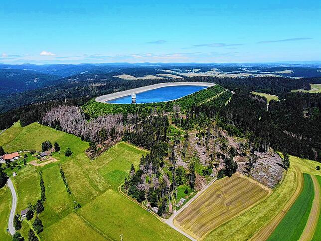 Blick auf das Hornbergbecken 2022. Rechts neben dem Speicher soll ein Vorranggebiet für Windkraftanalgen ausgewiesen werden.