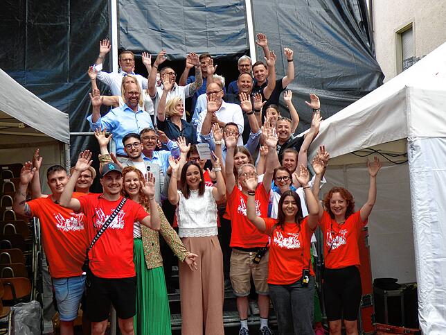 Sie freuen sich über die Eröffnung: Die Sponsoren und Helfer von Singen aktiv.