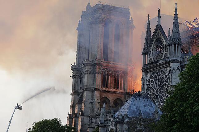 Dramatische Stunden in Paris: Ein Wahrzeichen der Stadt brennt
