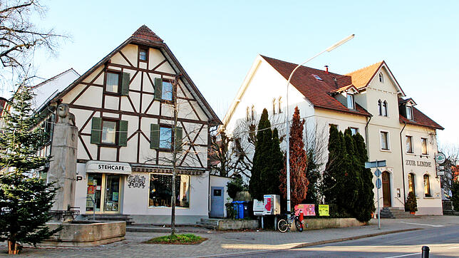 Der Gasthof Zur Linde (rechts) wird zwar als erhaltenswert eingestuft, steht aber nicht unter Denkmalschutz. Ein Bauherr will es &ndash; ...