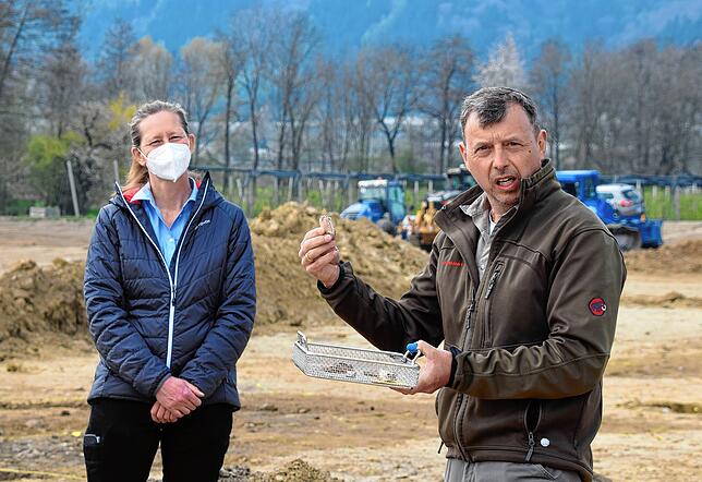 Kreisarchäologe Jürgen Hald zeigt Funde aus Wahlwies. Hinten links steht Sonja Hildebrand vom Bauunternehmen.