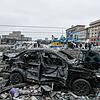 Der zentrale Platz im ukrainischen Charkiw liegt nach dem Beschuss des Rathauses in Trümmern. Russland startete am 24. Februar einen ...