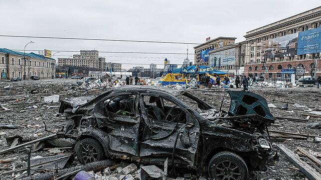 Der zentrale Platz im ukrainischen Charkiw liegt nach dem Beschuss des Rathauses in Trümmern. Russland startete am 24. Februar einen ...