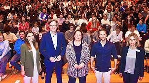 Selina Manz, SÜDKURIER-Chefredakteur Stefan Lutz, Kultusministerin Theresa Schopper, Youtuber Mirko Drotschmann und ...