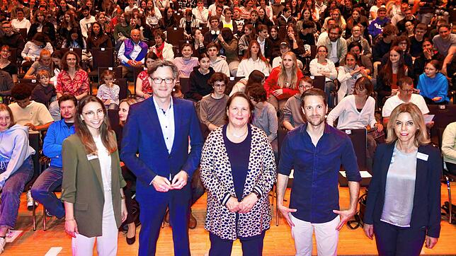 Selina Manz, SÜDKURIER-Chefredakteur Stefan Lutz, Kultusministerin Theresa Schopper, Youtuber Mirko Drotschmann und ...