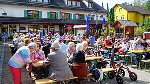 Schnell füllt sich der Festplatz beim Unterkirnacher Feuerwehrtag mit Gästen. Sie werden nicht nur mit Speis und Trank versorgt, sondern ...