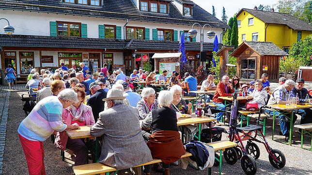 Schnell füllt sich der Festplatz beim Unterkirnacher Feuerwehrtag mit Gästen. Sie werden nicht nur mit Speis und Trank versorgt, sondern ...