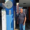 Peter Kerber – hier an der Einfahrt zum Parkplatz der Business Boxx VS – ärgert sich über den happigen Strafzettel. Die Park-Firma ...