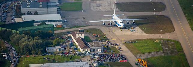 Die Ankunft der Antonow aus der Luft – auf dem Gelände des Dornier-Museums drängen sich Hunderte Zuschauer, um einen Blick auf den ...