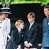 Die Prinzen Harry (10, Zweiter von links) und William (13) im August 1995 mit ihrer Mutter, Prinzessin Diana, und ihrem Vater, Prinz ...