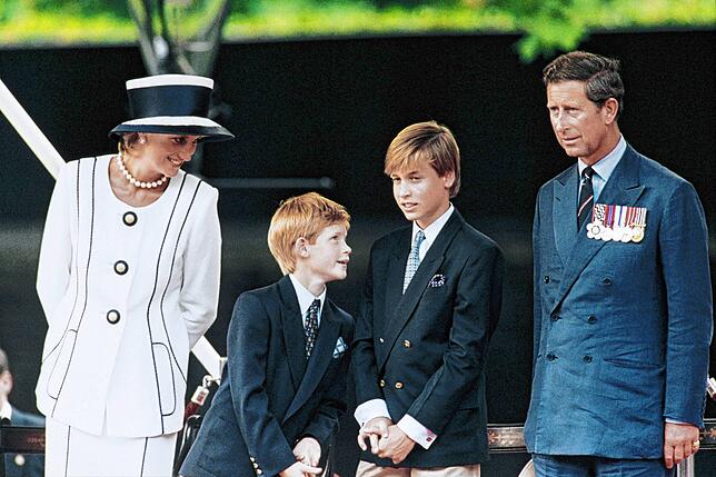Die Prinzen Harry (10, Zweiter von links) und William (13) im August 1995 mit ihrer Mutter, Prinzessin Diana, und ihrem Vater, Prinz ...